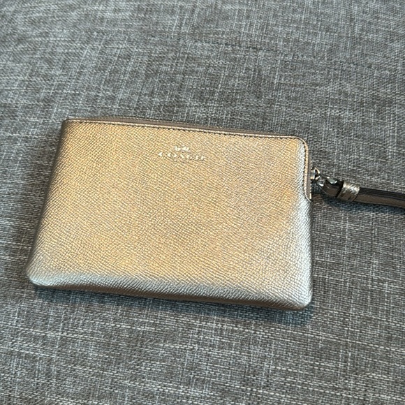 COACH F21070 Crossgrain Metallic Leather Small Corner Zip Wristlet Plati… - Picture 1 of 6